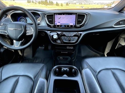 Used 2025 Chrysler Pacifica Select FWD image 7