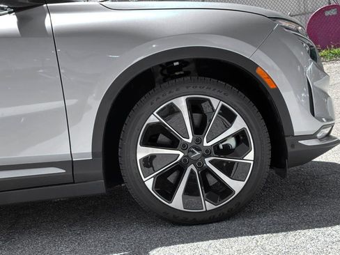 New 2025 VinFast VF 8 Plus image 8