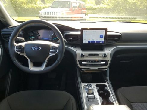 Used 2024 Ford Explorer XLT AWD/4WD image 18