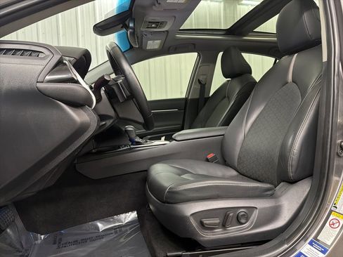 Used 2019 Toyota Camry XSE image 9