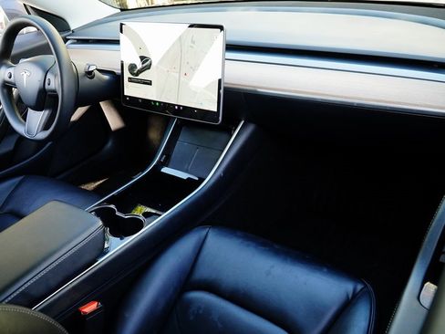 Used 2020 Tesla Model 3 Standard Range image 11