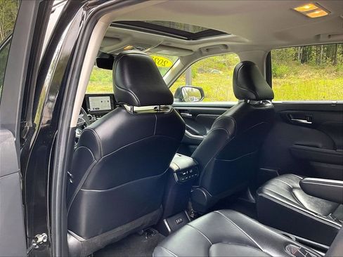 Used 2023 Toyota Highlander XLE AWD/4WD image 23