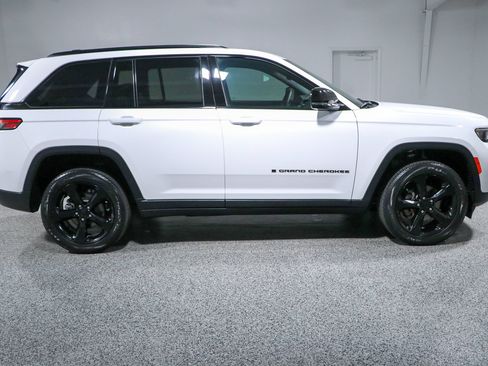 Used 2023 Jeep Grand Cherokee Altitude AWD/4WD image 6