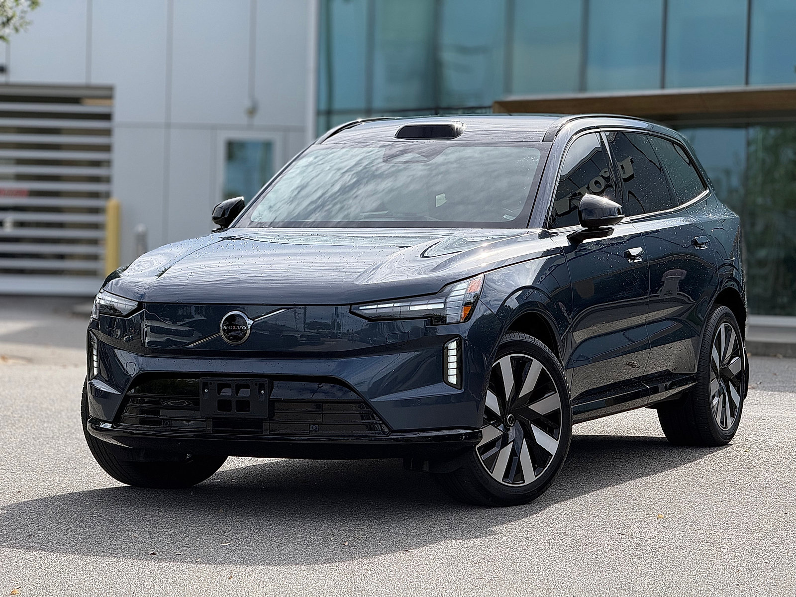 Certified 2025 Volvo EX90 Plus AWD/4WD image 1