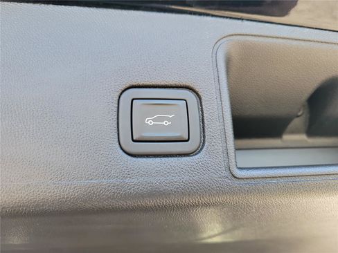 Used 2024 GMC Terrain SLT AWD/4WD image 10