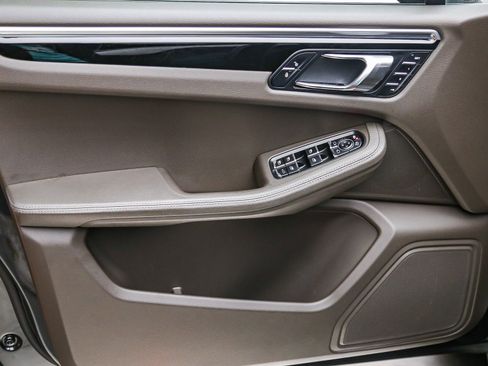 Certified 2017 Porsche Macan AWD/4WD image 27