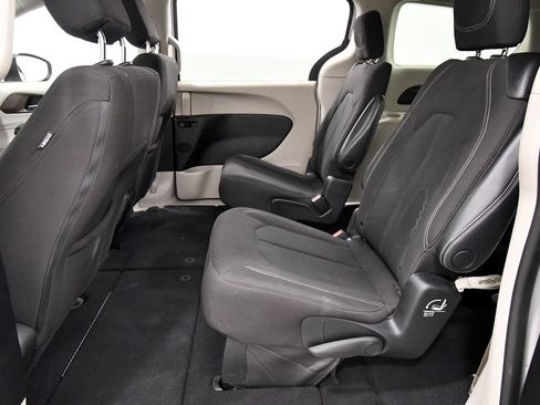 Used 2022 Chrysler Voyager LX FWD image 15