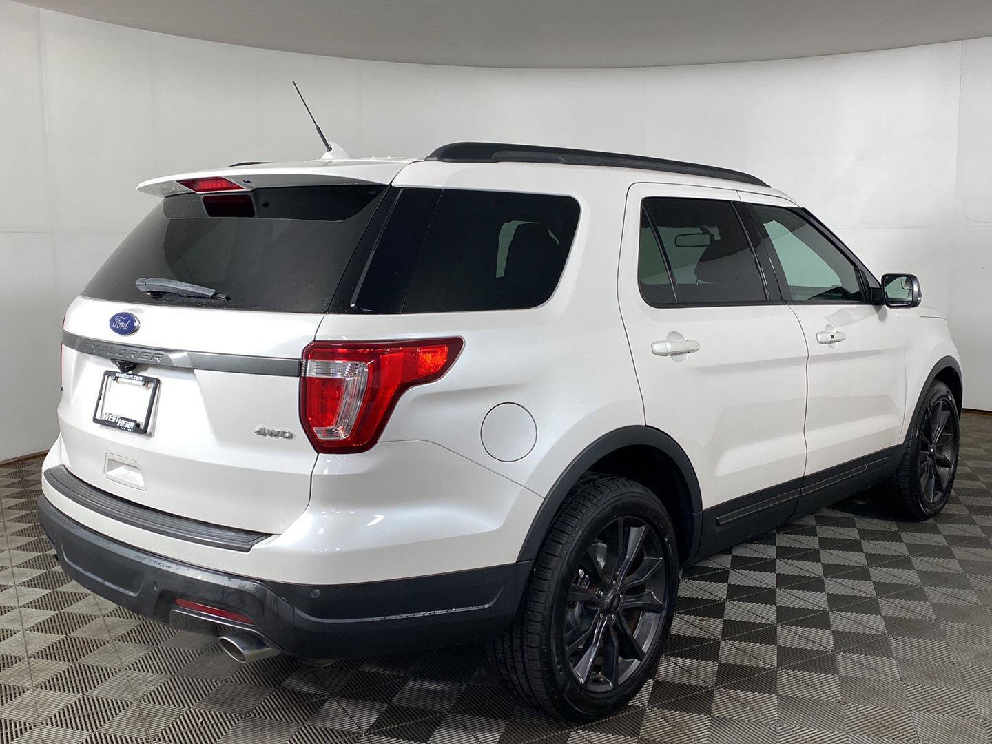 Used 2018 Ford Explorer XLT w/ Equipment Group 202A AWD/4WD image 25