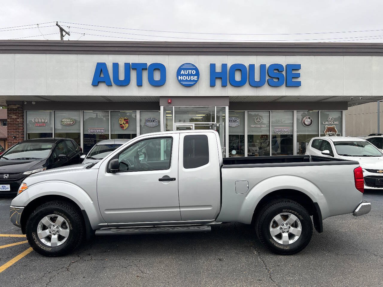 Used 2009 Nissan Frontier SE w/ SE Value Truck Pkg AWD/4WD image 8