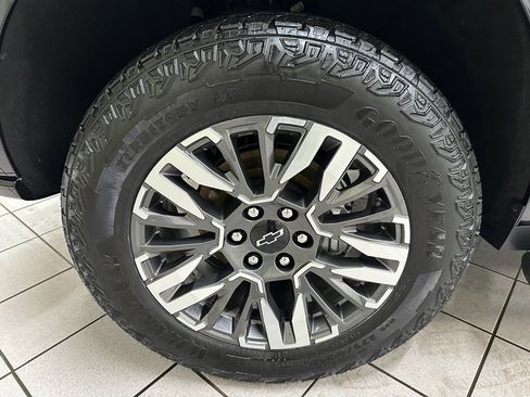 Certified 2025 Chevrolet Suburban Z71 image 17