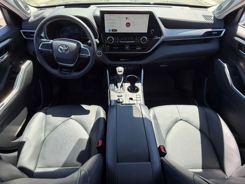Used 2025 Toyota Highlander Platinum AWD/4WD image 27