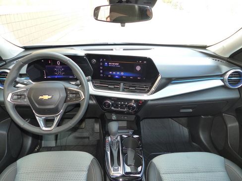 Used 2025 Chevrolet Trax LT w/ Driver Confidence Package image 36