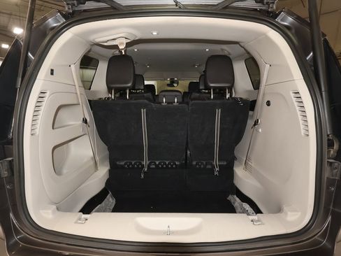 Used 2023 Chrysler Pacifica Touring-L image 21