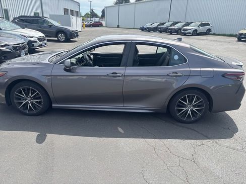 Used 2022 Toyota Camry SE w/ Cold Weather Package FWD image 5