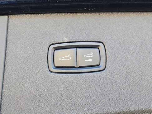 Certified 2023 Porsche Cayenne Platinum Edition image 15