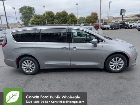 Used 2017 Chrysler Pacifica Touring-L FWD image 3