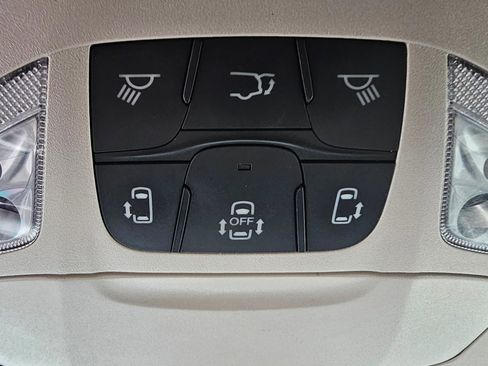 Used 2023 Chrysler Voyager LX image 27