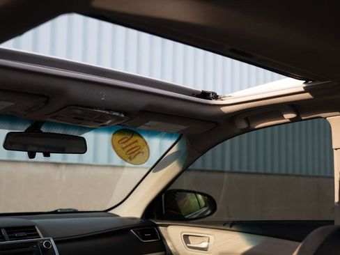Used 2016 Toyota Camry SE w/ Moonroof Package FWD image 24