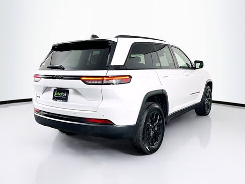 Used 2025 Jeep Grand Cherokee Altitude image 9