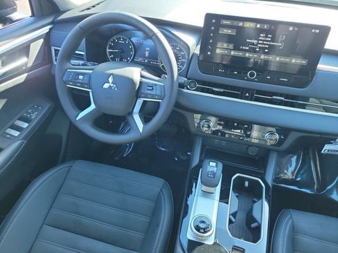 New 2026 Mitsubishi Outlander SE image 16
