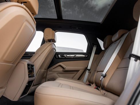 Certified 2023 Porsche Cayenne Platinum Edition AWD/4WD image 35