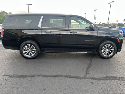 Used 2024 Chevrolet Suburban LT w/ Luxury Package image 8