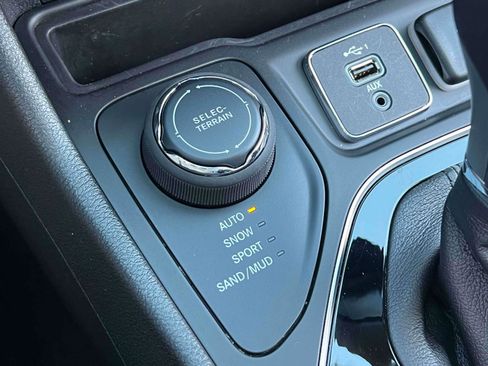 Used 2023 Jeep Cherokee Altitude Lux w/ Lux Elite Package image 12