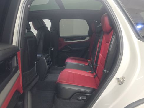 Used 2024 Porsche Cayenne w/ Premium Package Plus (PFM) AWD/4WD image 6