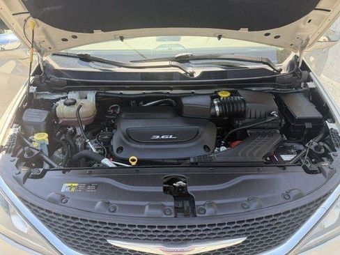 Used 2017 Chrysler Pacifica Limited w/ UConnect Theater Package FWD image 12