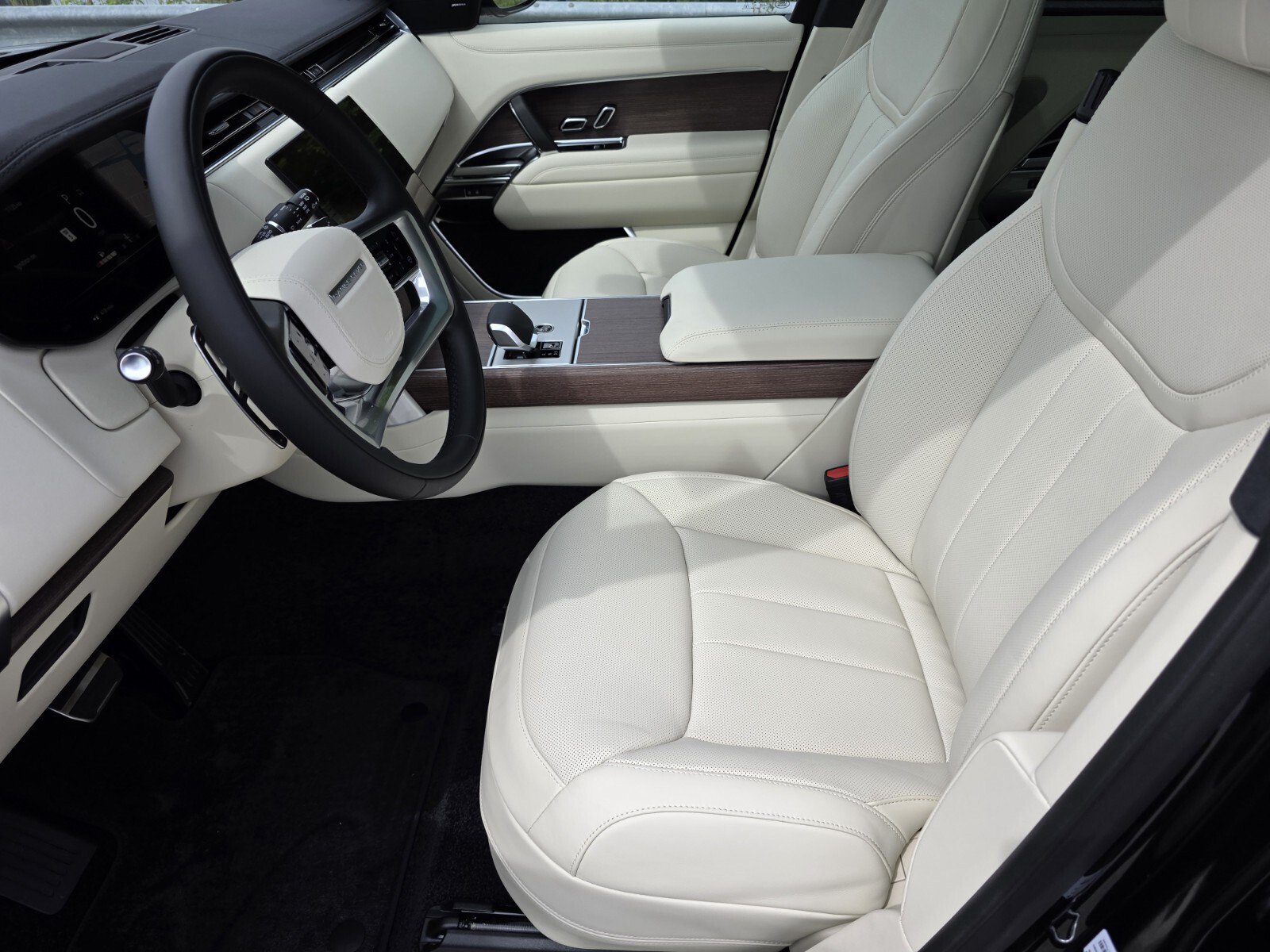 New 2026 Land Rover Range Rover Long Wheelbase SE AWD/4WD image 10