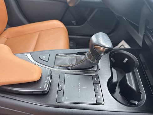 Used 2019 Lexus UX 200 image 24