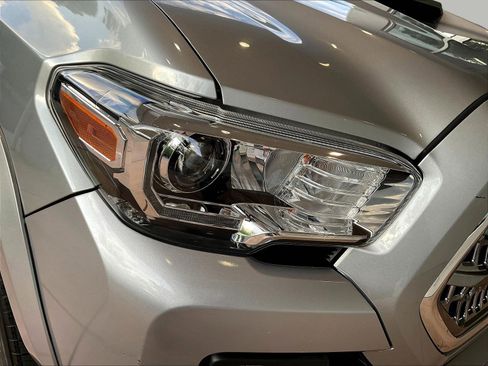 Used 2017 Toyota Tacoma SR5 RWD image 30