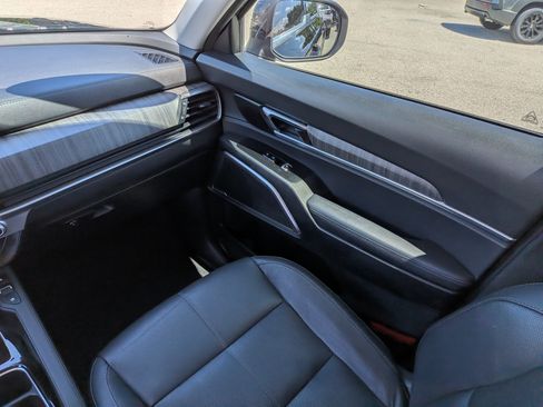 Used 2024 Kia Telluride EX w/ EX Captain's Chair Package FWD image 20