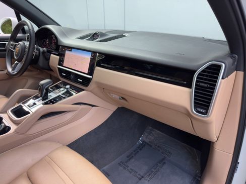 Used 2022 Porsche Cayenne AWD/4WD image 15