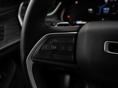 Used 2022 Jeep Grand Cherokee Limited image 21