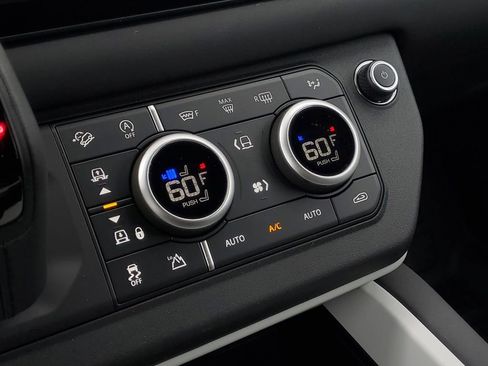 Used 2025 Land Rover Defender 130 X-Dynamic SE image 30