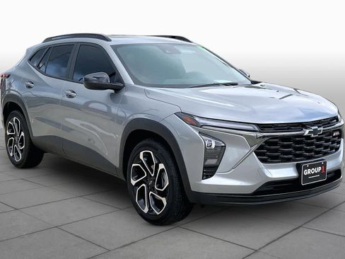 Used 2025 Chevrolet Trax RS w/ Sunroof Package FWD image 3