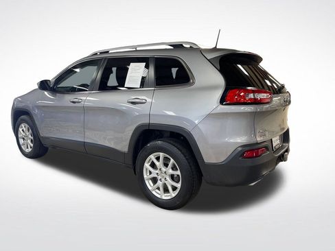 Used 2017 Jeep Cherokee Latitude w/ Cold Weather Group AWD/4WD image 3