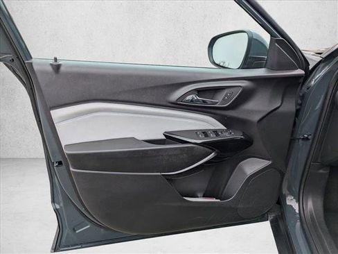 Used 2025 Chevrolet Trax LT w/ LT Convenience Package image 10