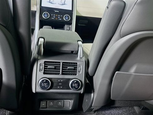 Used 2025 Land Rover Discovery Dynamic SE image 27