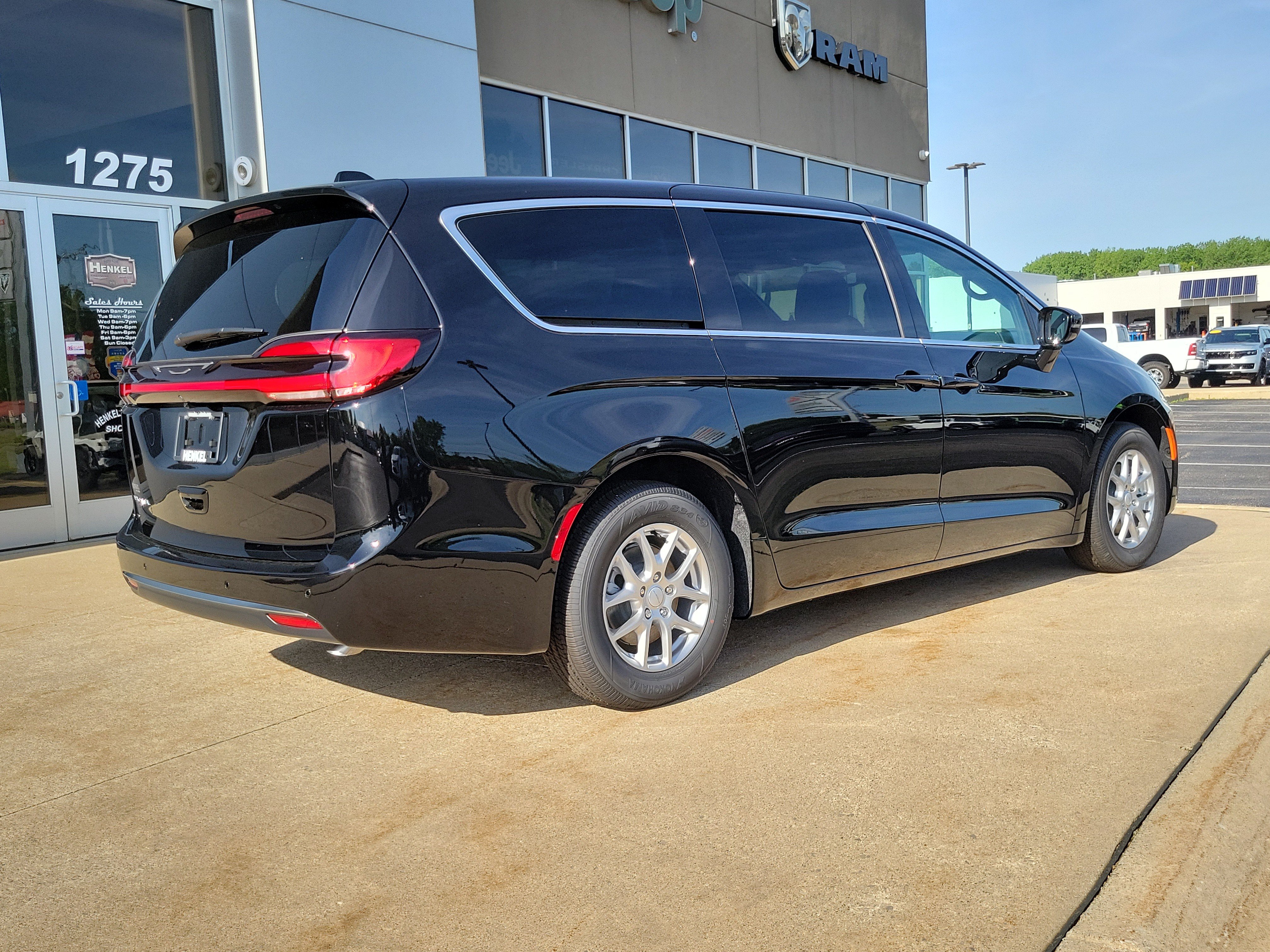New 2027 Chrysler Pacifica Select w/ Family Tech Group FWD image 4