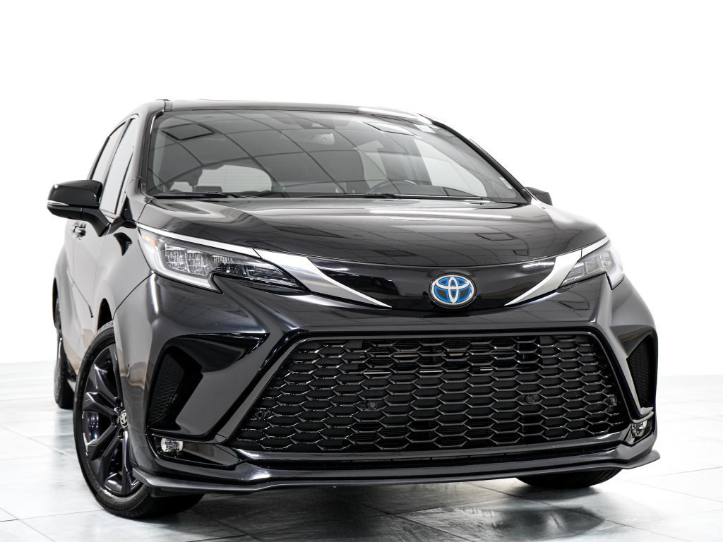 Used 2024 Toyota Sienna XSE w/ XSE Premium Package FWD image 3