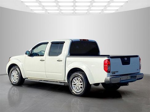 Used 2015 Nissan Frontier SV image 3