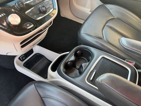 Used 2023 Chrysler Pacifica Touring-L image 39
