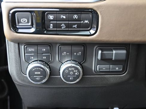 Used 2025 GMC Yukon Denali Ultimate AWD/4WD image 26
