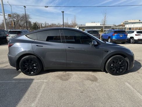 Used 2022 Tesla Model Y Long Range image 5