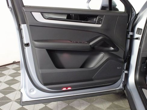 Used 2025 Porsche Cayenne image 15