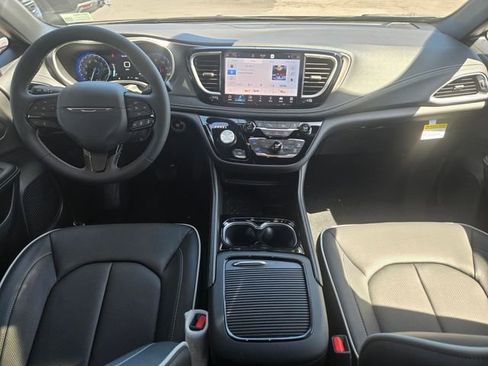 New 2027 Chrysler Pacifica Limited FWD image 7