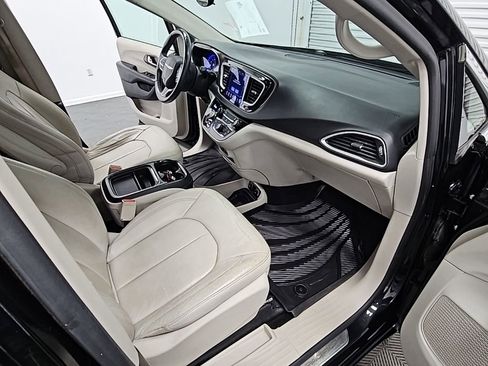 Used 2017 Chrysler Pacifica Touring-L w/ Tire & Wheel Group image 35