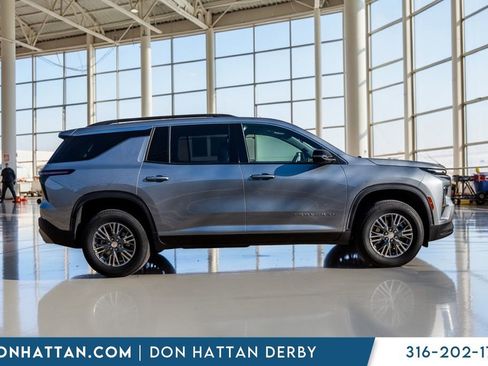 Used 2025 Chevrolet Traverse LT image 30